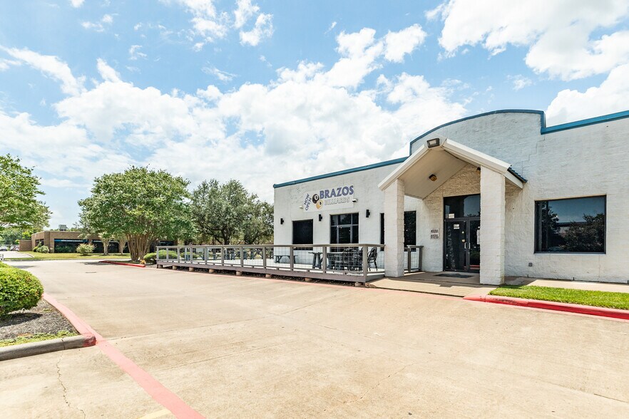 More Photos Of 470 This Way St, Lake Jackson General Retail For Sale