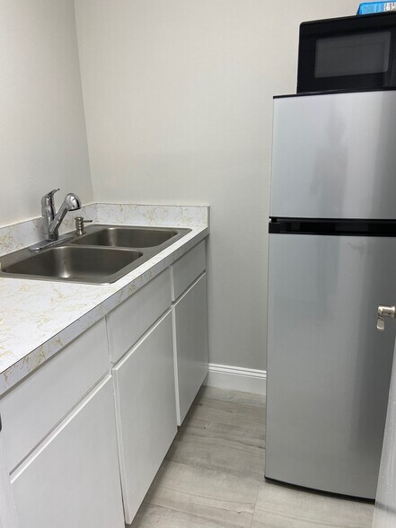 More Photos Of 2650 Bahia Vista St, Sarasota Medical For Sale
