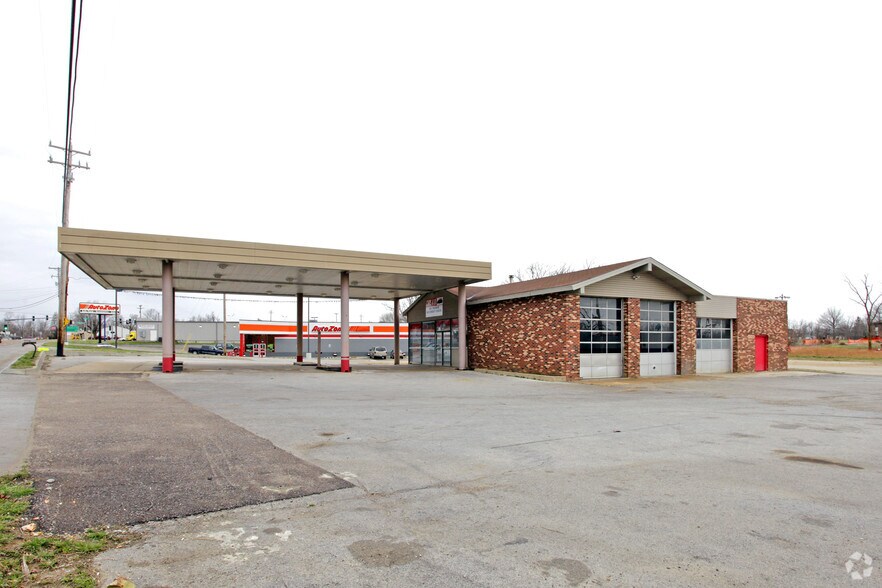 More Photos Of 845 W Washington St, Marshfield Auto Repair For Sale