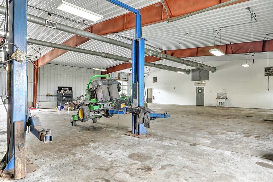 More Photos Of 1055 E Main Rd, Portsmouth Warehouse For Lease