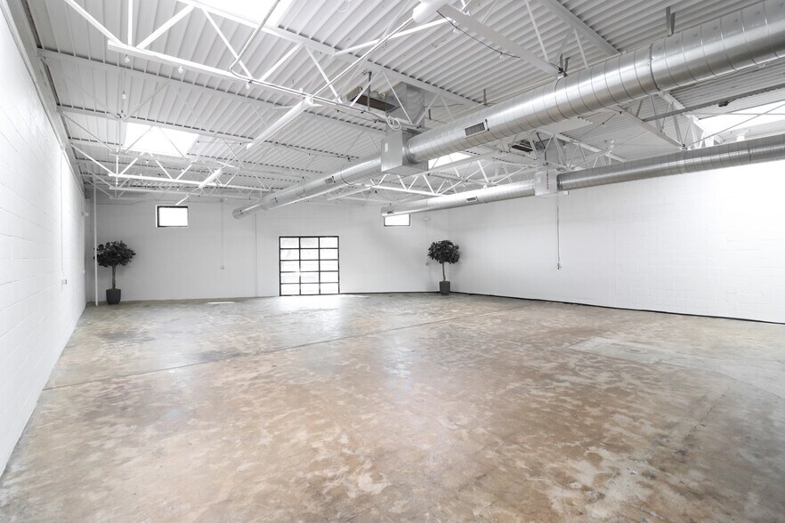 More Photos Of 2285 & 2289 Vantage St, Dallas Light Manufacturing For Lease