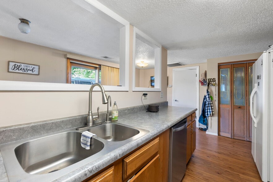 More Photos Of 310 S McCune St, Pilot Knob Hotel For Sale