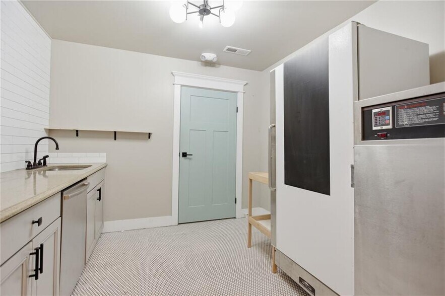 More Photos Of 230 E Main St, Walhalla Office For Sale