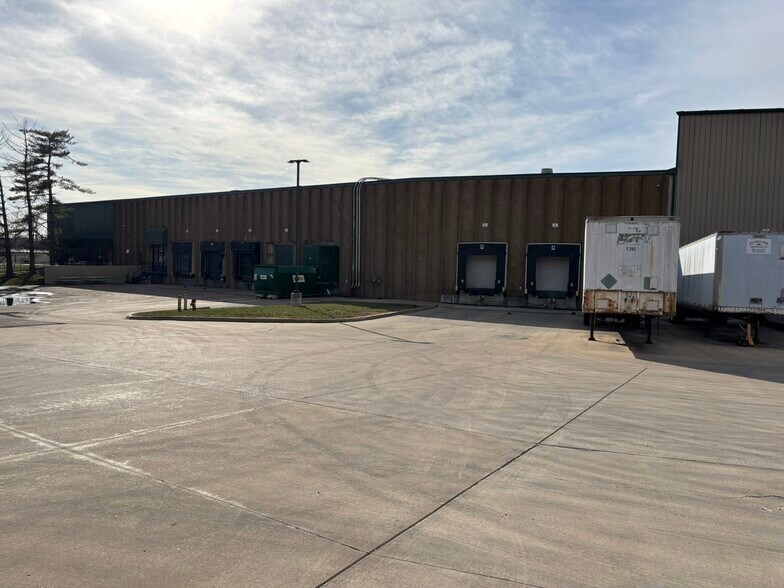 More Photos Of 12927 Gravois Rd, Sunset Hills Warehouse For Sale