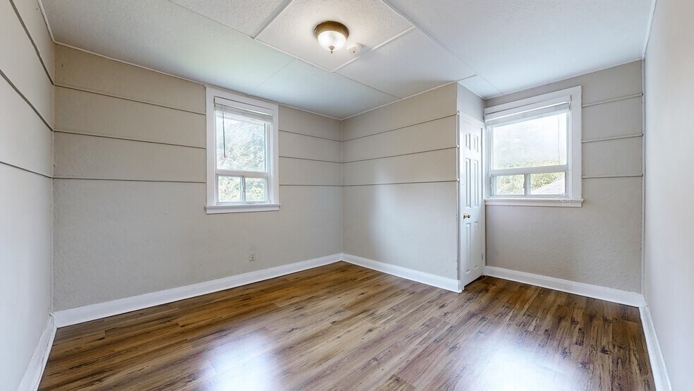 More Photos Of 509 Lakeshore Rd W, Oakville General Retail For Sale