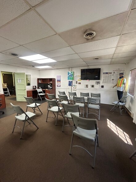 More Photos Of 600-604 W Washington St, Suffolk Storefront Retail Office For Lease