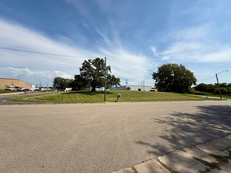 More Photos Of 1805 Industrial Park Dr, Normal Light Distribution For Lease