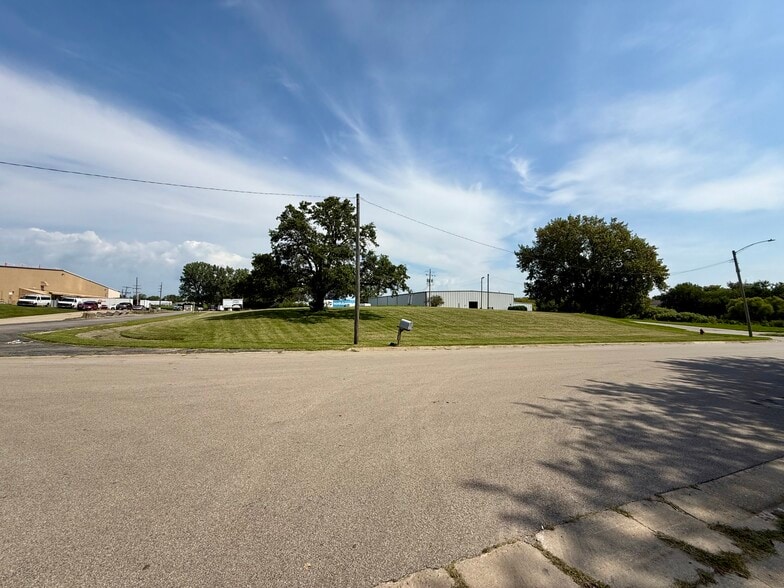 More Photos Of 1805 Industrial Park Dr, Normal Light Distribution For Lease