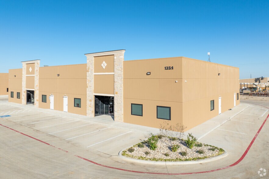 More Photos Of 1354 Ranchers Legacy Trl, Fort Worth Warehouse For Lease
