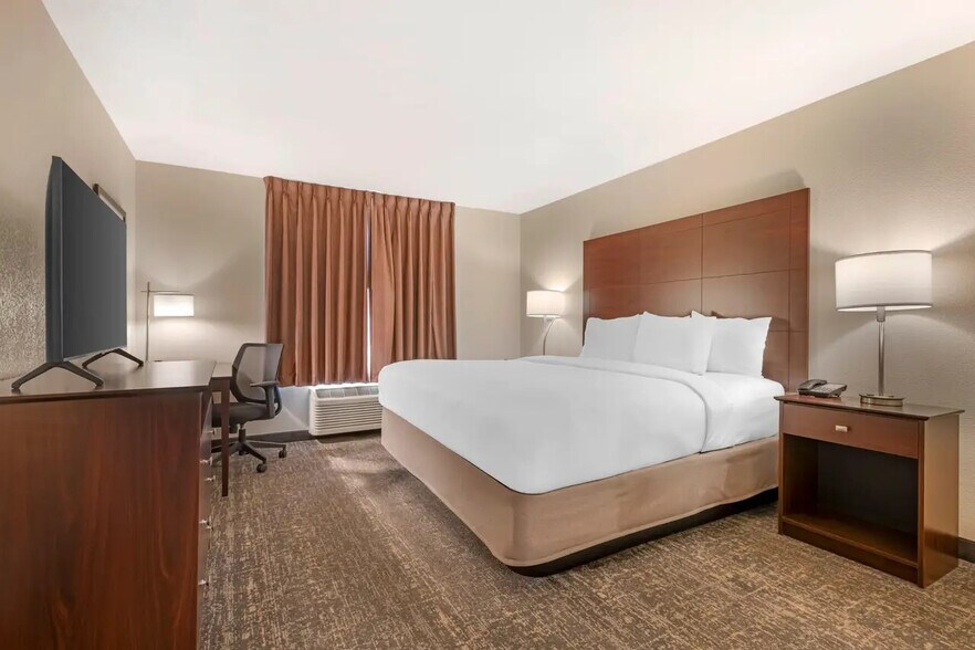 More Photos Of 215 N Commercial St, Morgan Hotel For Sale