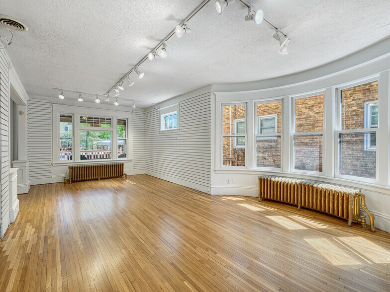 More Photos Of 1124 Grand Ave, Saint Paul Freestanding For Sale