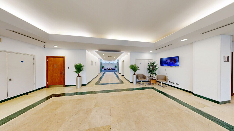 Primary Photo Of 2 Arlington Sq, Bracknell Coworking Space