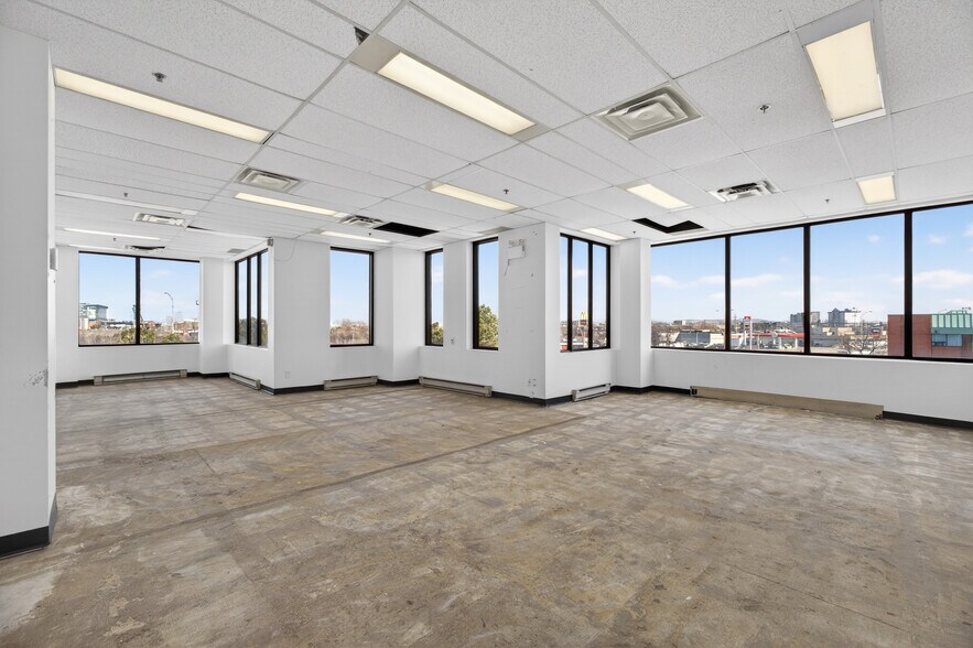 More Photos Of 455 Boul Fénelon, Dorval Medical For Lease