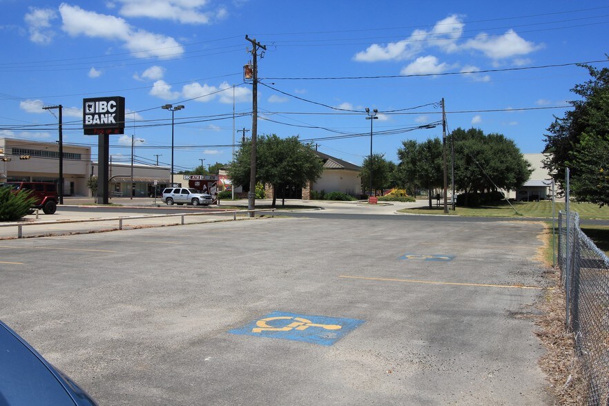 More Photos Of 200 N Saint Marys St, Beeville Medical For Lease