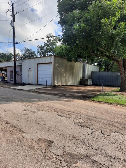 More Photos Of 1124 E Houston Ave, Crockett Freestanding For Sale