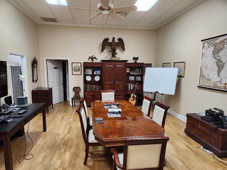 More Photos Of 3013 Bank St, Charlotte Showroom For Sale