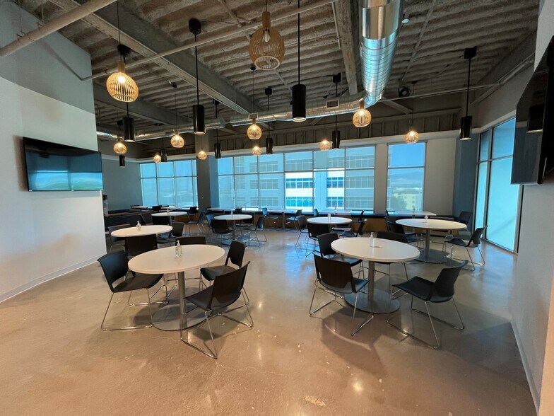 More Photos Of 75-95 W Towne Ridge Pky, Sandy Office For Lease