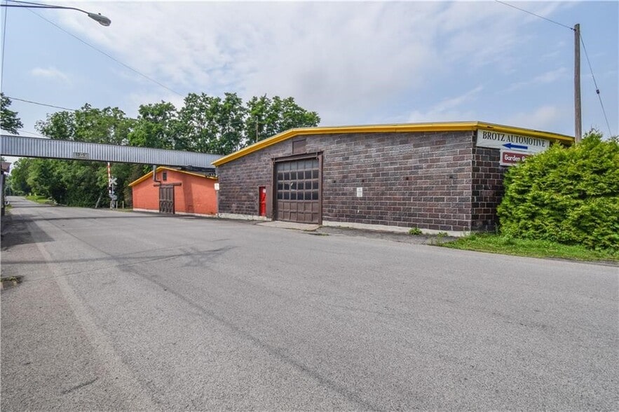 More Photos Of 15 Eagle St, Phelps Manufacturing For Lease