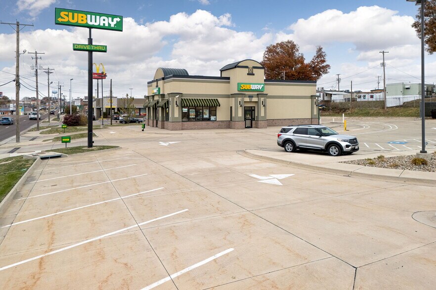 Primary Photo Of 501 N Belt Hwy, Saint Joseph Fast Food For Sale