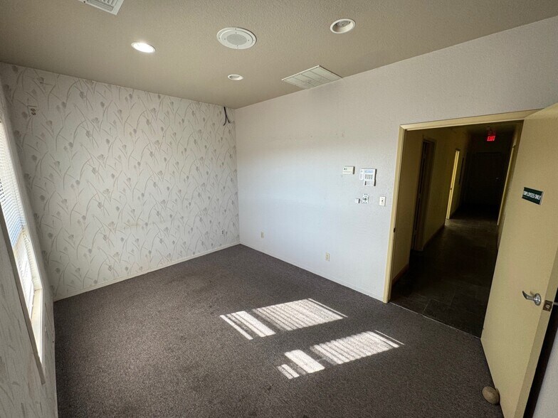 More Photos Of 31975-31985 Lodge Rd, Auberry Medical For Lease