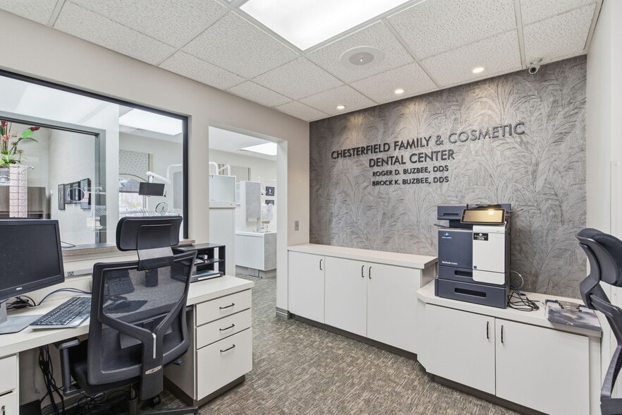 More Photos Of 2104 Chesterfield Blvd, Springfield Office For Sale