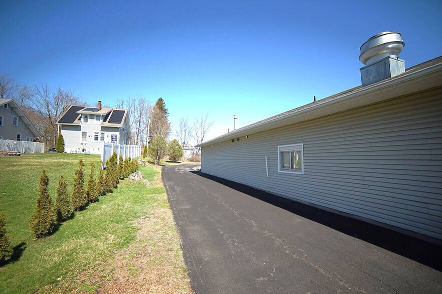 More Photos Of 2039 State Route 208, Montgomery Freestanding For Sale