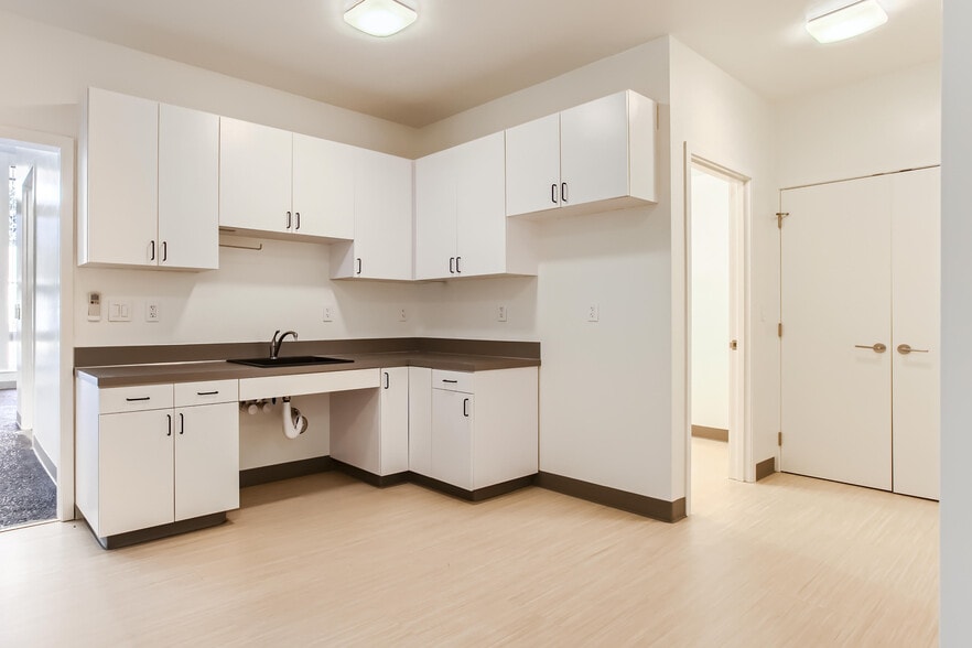 More Photos Of 124 Berkeley Ave, Molalla Medical For Sale