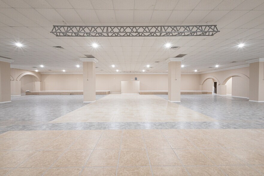 More Photos Of 13644 David Dr, El Paso Showroom For Lease