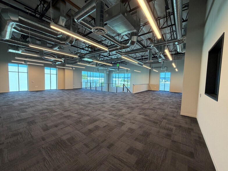 More Photos Of 16320 Raymer St, Van Nuys Warehouse For Lease