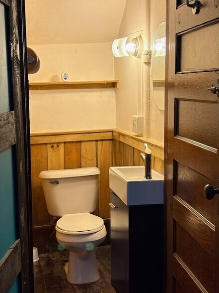 More Photos Of 525-527 Tremont Ave SW, Massillon Storefront Retail Residential For Lease