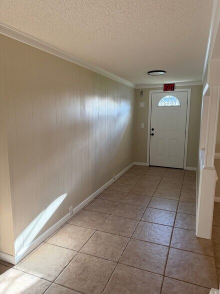 More Photos Of 400 W 5th St, Adel General Retail For Lease
