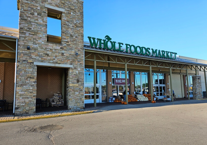 More Photos Of 4900 Shelbyville Rd, Louisville Unknown For Lease