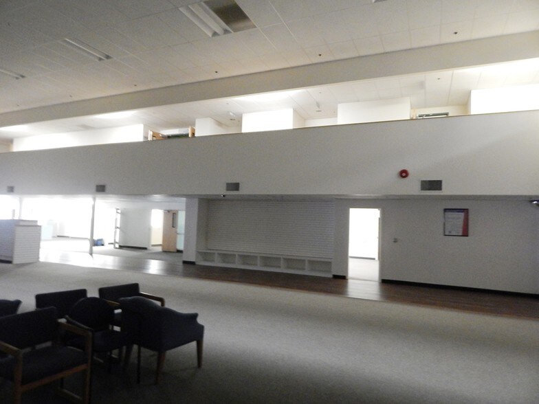 More Photos Of 2475 NW Stewart Pky, Roseburg General Retail For Lease