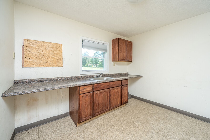 More Photos Of 1058 Edgewater Rd, Pineville Hotel For Sale