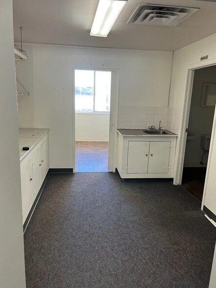 More Photos Of 833 W Broadway, Vancouver Storefront For Lease