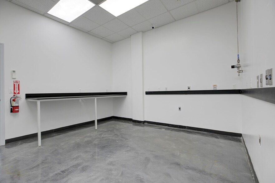 More Photos Of 18417 Bryant St, Northridge Service For Sale