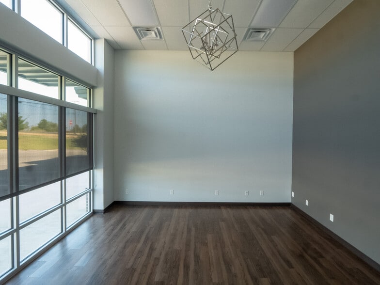 More Photos Of 1654-1664 S Choctaw Rd, Choctaw Freestanding For Lease