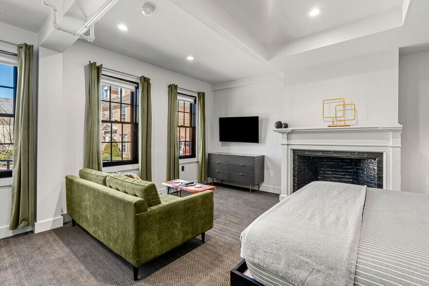 More Photos Of 409 The Hill, Portsmouth Hotel For Sale