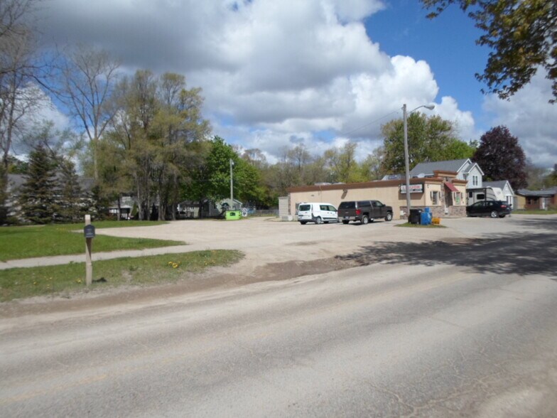 More Photos Of 41 N Conklin Rd, Lake Orion General Retail For Sale