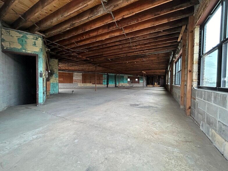 More Photos Of 2461 W Grand Ave, Chicago Storefront For Lease