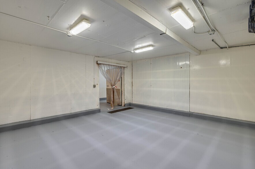 More Photos Of 174 NW 9th ave, Mulberry Distribution For Sale