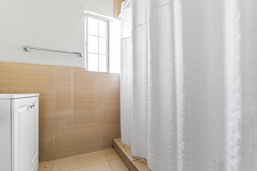 More Photos Of 825 W Gardena Blvd, Gardena Hotel For Sale