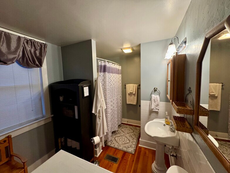 More Photos Of 1011 Market St, Hermann General Retail For Sale