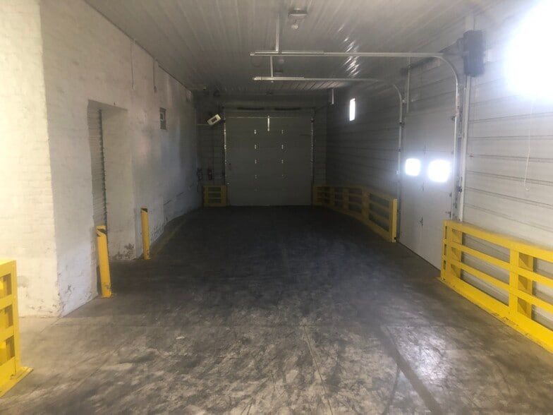 More Photos Of 2826 Barnes Ave, Indianapolis Warehouse For Lease