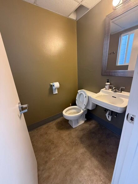 More Photos Of 1592 NW Maple St, Issaquah Showroom For Lease