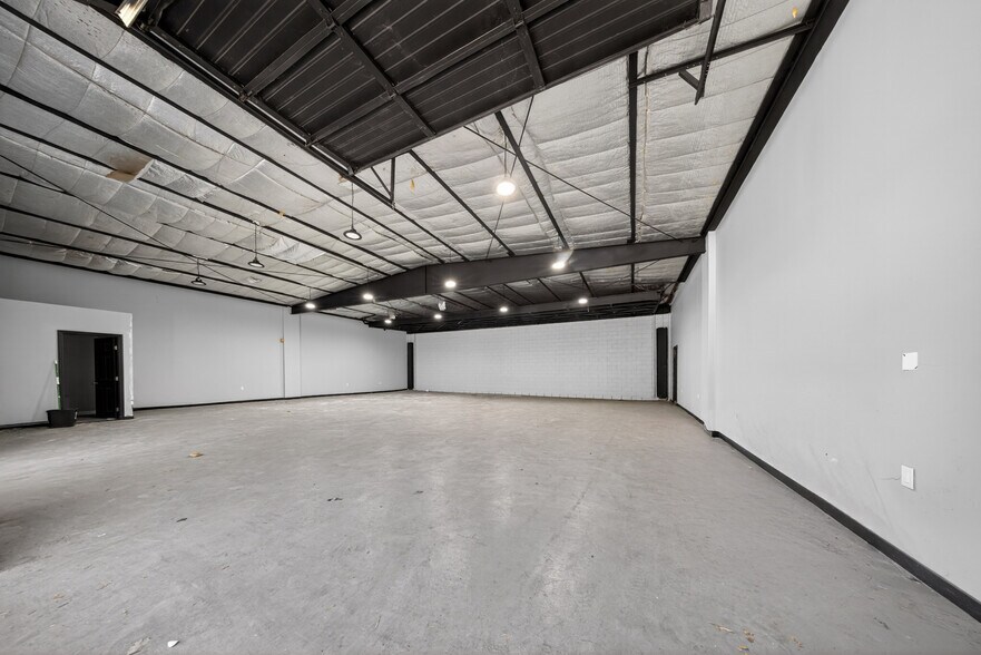 More Photos Of 6840-6842 Hayvenhurst Ave, Van Nuys Distribution For Lease
