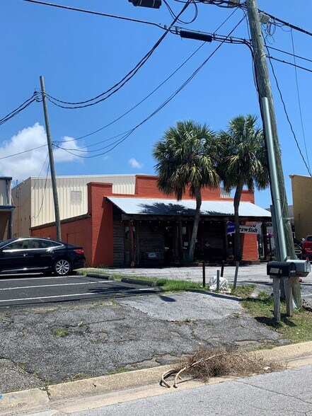 More Photos Of 690 E Heinberg St, Pensacola Freestanding For Sale