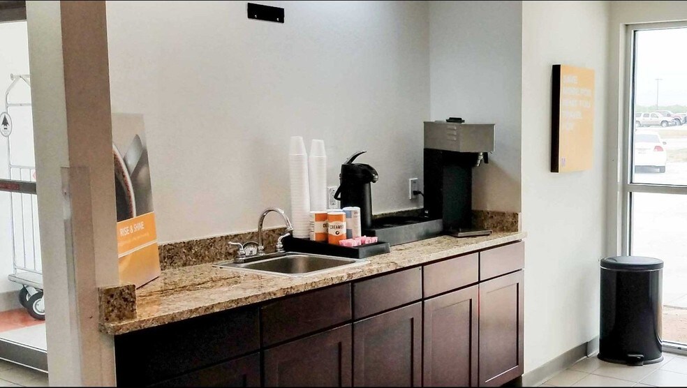 More Photos Of 6284 Highway 281, Three Rivers Hotel For Sale