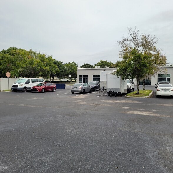 More Photos Of 7751 Kingspointe Pky, Orlando Light Distribution For Lease