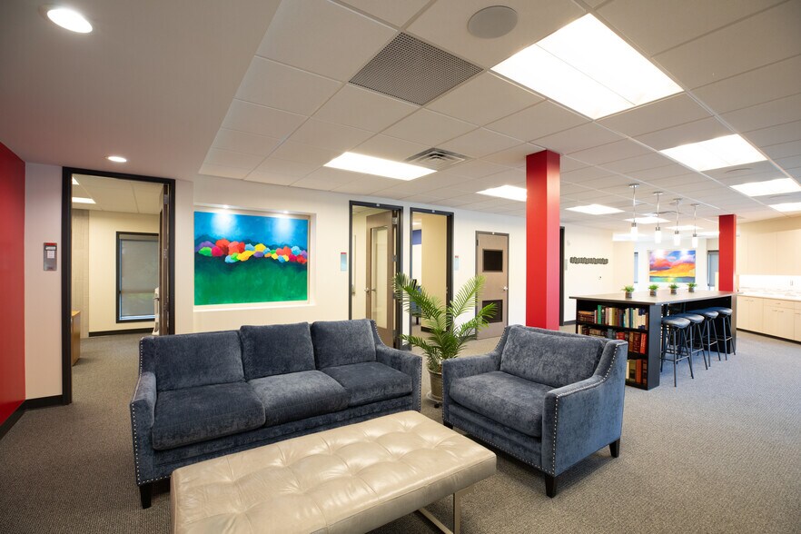 More Photos Of 10670 Barkley St, Overland Park Office For Sale